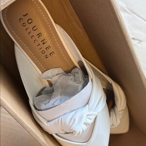 Journee Collection Women's Cream Knotted Sandals